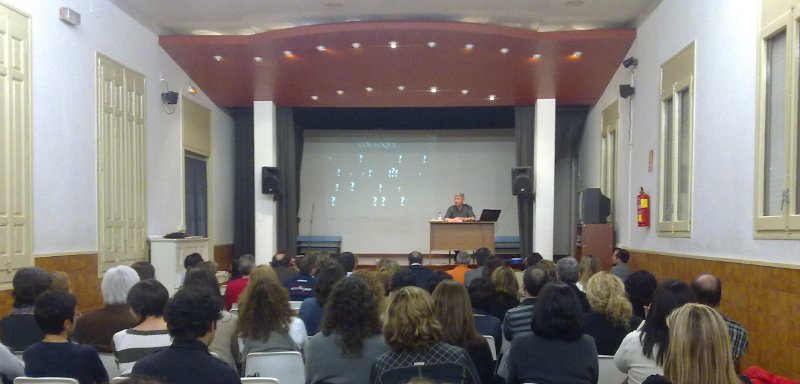 Sala amb públic durant una conferència publicada a la web de l’AMPA